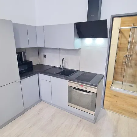 Quiet Street 11/1e Apartment